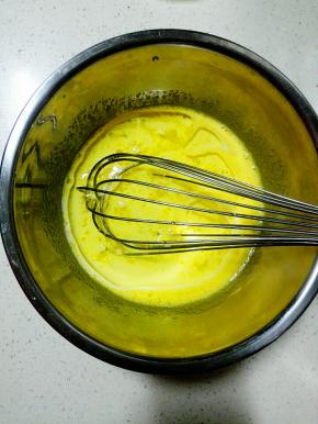 加入牛奶和玉米油，继续搅拌均匀