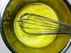 加入牛奶和玉米油，继续搅拌均匀