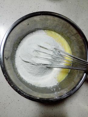 低粉过筛两次后加入蛋黄液中，搅拌均匀