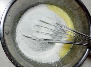 低粉过筛两次后加入蛋黄液中，搅拌均匀