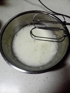 蛋白中加入几滴柠檬汁，打至粗泡