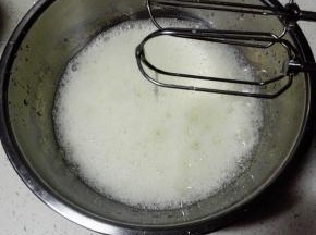 蛋白中加入几滴柠檬汁，打至粗泡
