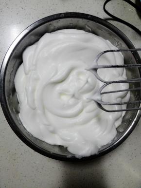 40克细砂糖分三次加入，蛋白打至干性发泡