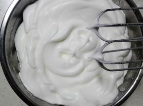 40克细砂糖分三次加入，蛋白打至干性发泡