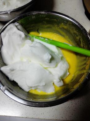 取三分之一蛋白霜入蛋黄糊盆中，翻拌均匀