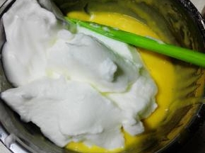 取三分之一蛋白霜入蛋黄糊盆中，翻拌均匀