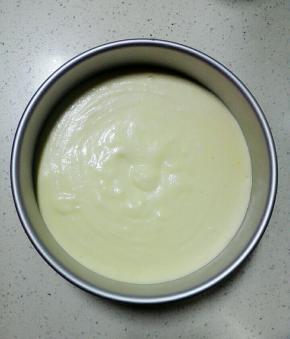 将翻拌好的蛋糕糊，倒入8寸蛋糕模具中，提起模具振三下