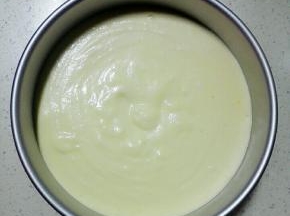 将翻拌好的蛋糕糊，倒入8寸蛋糕模具中，提起模具振三下