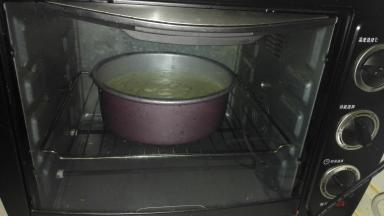 将蛋糕模具放入预热好的烤箱中层，150度，上下火，60分钟