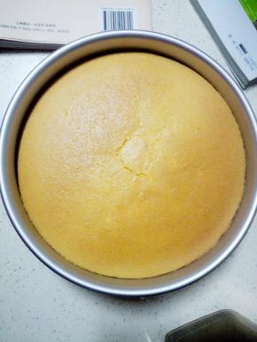 烤好后，取出，从好处提起震一下，即可倒扣