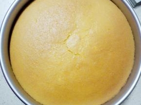 烤好后，取出，从好处提起震一下，即可倒扣