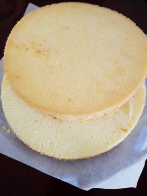 冷却后，即可脱模，用刀削成两片蛋糕体