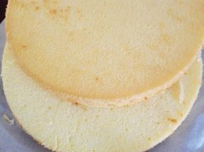 冷却后，即可脱模，用刀削成两片蛋糕体