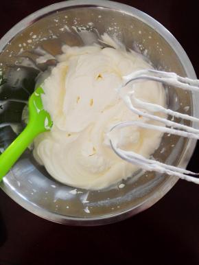 淡奶油用打蛋器中速搅打1分钟，然后慢慢加入细砂糖，高速打发2分钟，打至有明显纹路，提起打蛋头不会流下即可。用刮刀一翻，出现光滑的表面。
