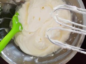 淡奶油用打蛋器中速搅打1分钟，然后慢慢加入细砂糖，高速打发2分钟，打至有明显纹路，提起打蛋头不会流下即可。用刮刀一翻，出现光滑的表面。