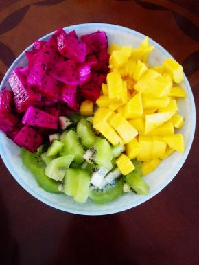 准备水果，火龙果，芒果，猕猴桃，分别去皮，切成小块