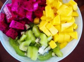 准备水果，火龙果，芒果，猕猴桃，分别去皮，切成小块