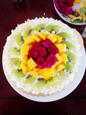 在中间装饰上水果即可