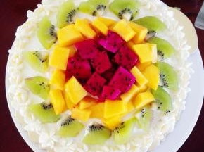 在中间装饰上水果即可