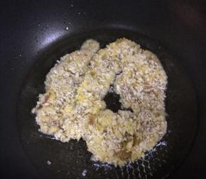 锅内放油，待油热到伸筷子下去有小泡泡，即可放下鸡排，先煎一面，煎到金黄翻个面，继续煎到金黄，用筷子戳一下看看里面熟了就可以起锅了