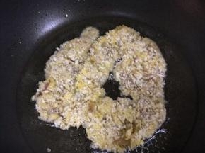 锅内放油，待油热到伸筷子下去有小泡泡，即可放下鸡排，先煎一面，煎到金黄翻个面，继续煎到金黄，用筷子戳一下看看里面熟了就可以起锅了