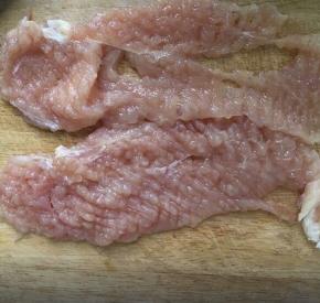 一块鸡胸肉片成三片，用刀背把肉敲松弛，这样可以使肉体积膨大，也便于入味