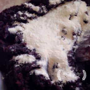 不停地翻炒，直至水份豆沙变得很稠厚时加入熟面粉，快速翻炒至面粉和豆沙混合均匀，看不见干面粉关火。