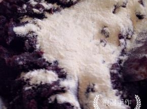 不停地翻炒，直至水份豆沙变得很稠厚时加入熟面粉，快速翻炒至面粉和豆沙混合均匀，看不见干面粉关火。