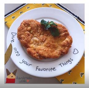 用吸油纸吸掉多余的油，摆盘，我用的薄荷叶，万能的薄荷叶装饰