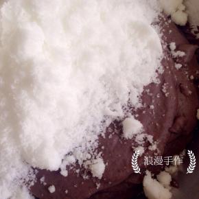 取不粘锅放入豆沙泥，加入全部的糖，中小火炒至糖全部融化，混合均匀。