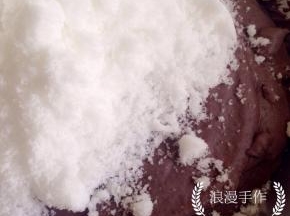 取不粘锅放入豆沙泥，加入全部的糖，中小火炒至糖全部融化，混合均匀。