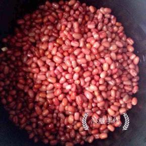 水泡后明显长大了好多。添加适量的水用压力锅压压20分钟。