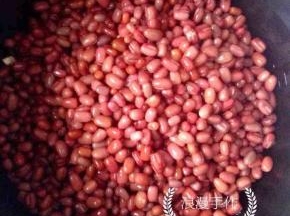 水泡后明显长大了好多。添加适量的水用压力锅压压20分钟。