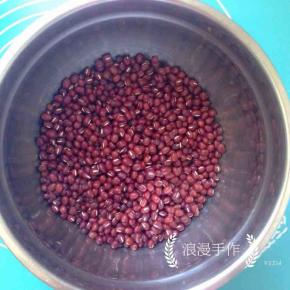 红小豆洗净，加两倍的水浸泡。
