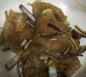 鸡胸肉放碗中，姜切丝，洋葱切条，放入碗中，蚝油、生抽、白胡椒粉、适量盐加入碗中，搅拌均匀，让鸡肉充分抹匀到调料，盖上保鲜膜，冰箱冷藏保鲜一晚