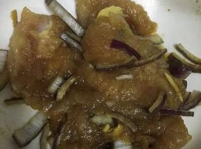 鸡胸肉放碗中，姜切丝，洋葱切条，放入碗中，蚝油、生抽、白胡椒粉、适量盐加入碗中，搅拌均匀，让鸡肉充分抹匀到调料，盖上保鲜膜，冰箱冷藏保鲜一晚