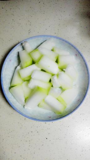 制作凤梨馅:冬瓜去皮，除去籽后，切小块