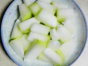 制作凤梨馅:冬瓜去皮，除去籽后，切小块