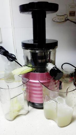 用原汁机将冬瓜榨汁，汁和渣分离