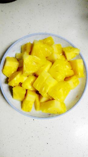凤梨去皮后，切小块