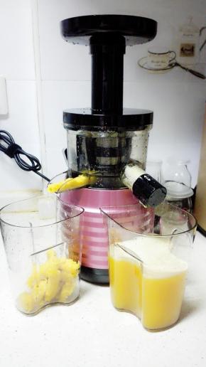 放入原汁机榨汁，汁渣分离