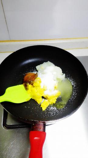 将冬瓜渣，凤梨渣，还有少量凤梨汁，细砂糖，麦芽糖，放入不粘锅内翻炒，大火煮开后，转小火，不断搅拌至糖完全溶解