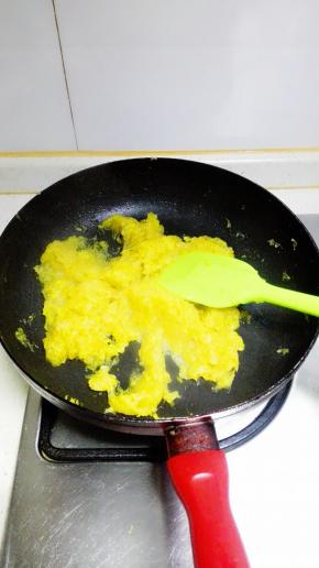 不断翻炒收汁，待慢慢成型