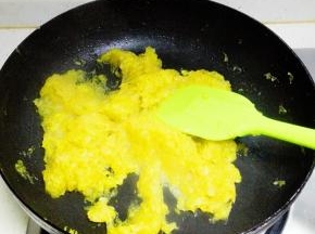 不断翻炒收汁，待慢慢成型