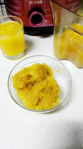 炒至凤梨馅金黄色即可，放入碗中冷却备用