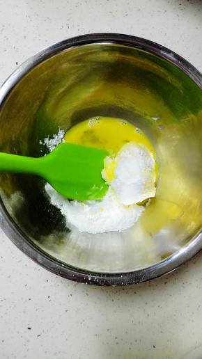 开始做凤梨酥皮:黄油软化后，加入糖粉，盐，全蛋液，用打蛋器打发