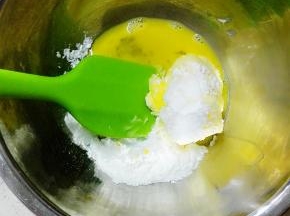 开始做凤梨酥皮:黄油软化后，加入糖粉，盐，全蛋液，用打蛋器打发