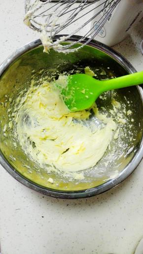 打发至完全融合，颜色变淡，呈羽毛状