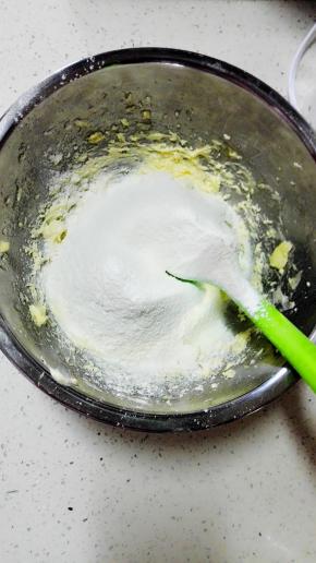 低粉和奶粉混合筛入黄油里