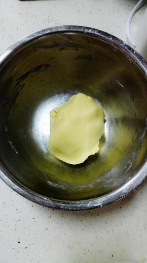 用橡皮刮刀拌匀，没有干粉状态，揉成酥皮面团